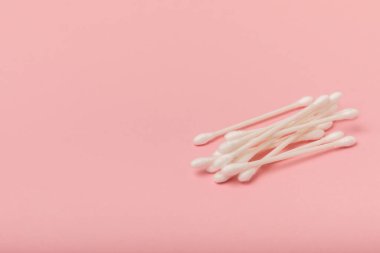 Çevre dostu pamuk çubuğu, pembe arka planda bambu pamuk tomurcukları. Plastiksiz atık kozmetik ürünleri. Eko mallar. Hijyen. Mesaj için yer. Kopyalanacak yer.