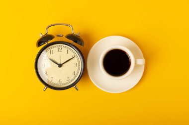 Günaydın kahve ve çalar saat konsepti. Parlak renkli arka plan. Güzel manzara. Canlandırıcı sıcak espresso..