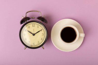 Günaydın kahve ve çalar saat konsepti. Parlak renkli arka plan. Güzel manzara. Canlandırıcı sıcak espresso..