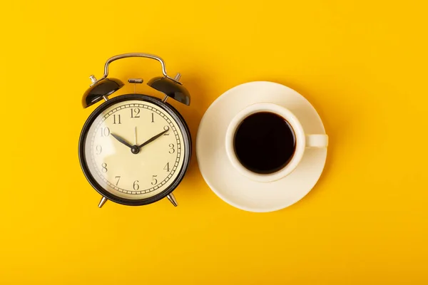 Reggelt Kávé Ébresztőóra Koncepció Világos Színű Háttérrel Felülnézet Reggelt Koncepció — Stock Fotó