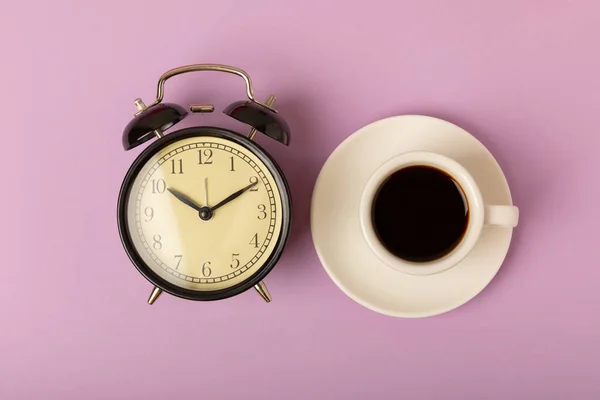 God Morgon Kaffe Och Väckarklocka Koncept Ljusa Färgad Bakgrund Top — Stockfoto