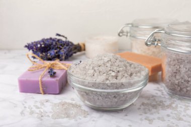 Lavanta spreyi, deniz tuzu, lavanta çiçekleri, aroma mumu, vücut kremi ve el yapımı sabun. Mermer arka planda lavanta çiçekleri olan doğal bitkisel kozmetik ürünleri. Rahatlayın. Güzellik tedavileri..