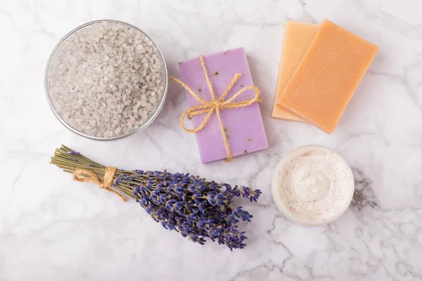 Lavendelspa Meersalz Lavendelblüten Duftkerze Körpercreme Und Handgemachte Seifen Natürliche Kräuterkosmetik — Stockfoto