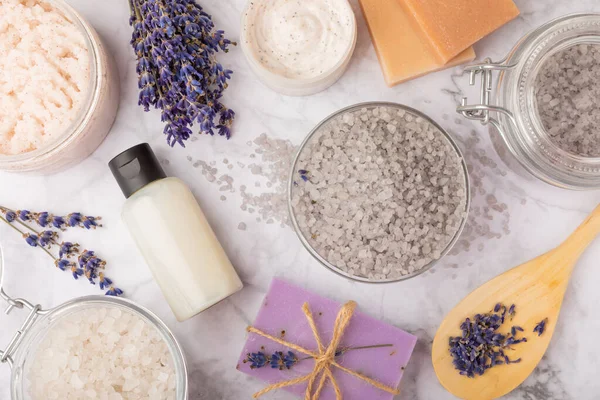 Lavendelspa Meersalz Lavendelblüten Duftkerze Körpercreme Und Handgemachte Seifen Natürliche Kräuterkosmetik — Stockfoto