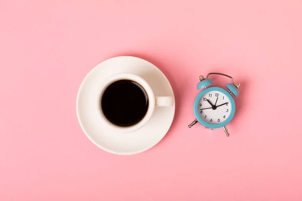 Kopje Espresso Koffie Aroma Wekker Een Roze Achtergrond Goedemorgen Concept — Stockfoto