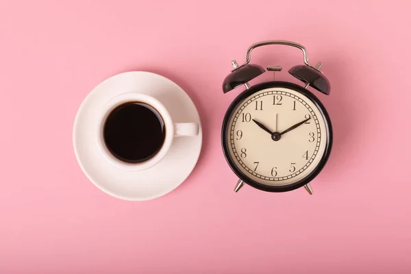Egy Csésze Eszpresszó Kávé Illat Ébresztőóra Rózsaszín Háttérrel Reggelt Top — Stock Fotó