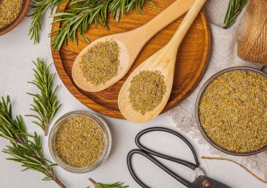 Kasede kurutulmuş biberiye ve beyaz ahşap arka planda taze biberiye dalları. Et ve balık pişirmek için baharatlı baharatlar. Yemek tarifi. Taze biberiye. Metin için yer, kopyalamak için yer.