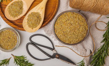 Kasede kurutulmuş biberiye ve beyaz ahşap arka planda taze biberiye dalları. Et ve balık pişirmek için baharatlı baharatlar. Yemek tarifi. Taze biberiye. Metin için yer, kopyalamak için yer.