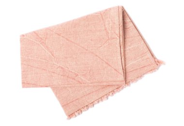 Mutfak havlusu. Pembe peçete beyaz arka planda izole edilmiş. Piknik havlusu. Ev yapımı tekstil. Katlanmış giysi. Yemek tasarım elementi. Kare peçete.