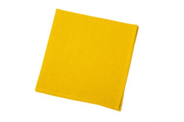 Mutfak havlusu. Sarı peçete beyaz arka planda izole edilmiş. Piknik havlusu. Ev yapımı tekstil. Katlanmış giysi. Yemek tasarım elementi. Kare peçete.
