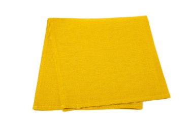 Mutfak havlusu. Sarı peçete beyaz arka planda izole edilmiş. Piknik havlusu. Ev yapımı tekstil. Katlanmış giysi. Yemek tasarım elementi. Kare peçete.