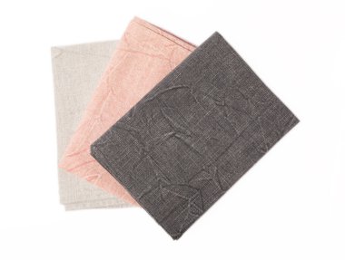 Mutfak havlusu. Beyaz arka planda izole edilmiş peçete yığını. Piknik havlusu. Ev yapımı tekstil. Katlanmış giysi. Yemek tasarım elementi. Kare peçete.