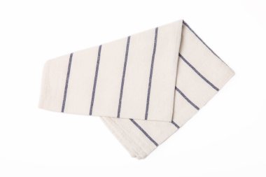 Mutfak havlusu beyaz arka planda izole edilmiş peçeteye takıldı. Piknik havlusu. Ev yapımı tekstil. Katlanmış giysi. Yemek tasarım elementi. Kare peçete.