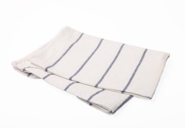 Mutfak havlusu beyaz arka planda izole edilmiş peçeteye takıldı. Piknik havlusu. Ev yapımı tekstil. Katlanmış giysi. Yemek tasarım elementi. Kare peçete.