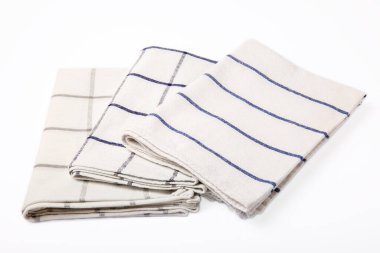 Mutfak havlusu. Beyaz arka planda izole edilmiş peçete yığını. Piknik havlusu. Ev yapımı tekstil. Katlanmış giysi. Yemek tasarım elementi. Kare peçete.