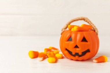 Cadılar Bayramı şekerli mısır, balkabağı aromalı, jöle gözlü beyaz arka plan. Klasik Cadılar Bayramı şekerleri. Mısır şekeri ve balkabağı ile Cadılar Bayramı konsepti.