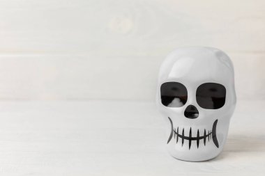 Beyaz arka planda cadılar bayramı şekeri ve şeker kafatası. Klasik Cadılar Bayramı şekerleri. Mısır şekeri ve balkabağı ile Cadılar Bayramı konsepti.