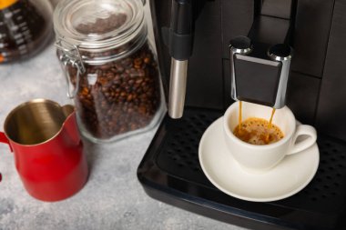 Modern espresso kahve makinesi. Mutfağın içinde bir fincan var. Taze kahve yapmak için bir makine. Yakın çekim. Kahve evi konsepti. Mesaj için yer. Kopyalanacak yer.