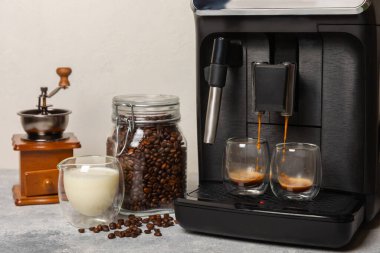 Modern espresso kahve makinesi. Mutfağın içinde bir fincan var. Taze kahve yapmak için bir makine. Yakın çekim. Kahve evi konsepti. Mesaj için yer. Kopyalanacak yer.