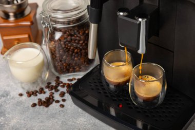 Modern espresso kahve makinesi. Mutfağın içinde bir fincan var. Taze kahve yapmak için bir makine. Yakın çekim. Kahve evi konsepti. Mesaj için yer. Kopyalanacak yer.