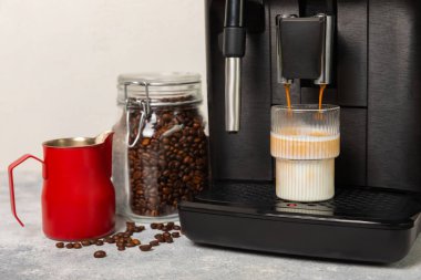 Mutfağın içinde bir fincan raf kahvesi olan modern kahve makinesi. Taze kahve yapmak için bir makine. Kahve dükkanı konsepti. Mesajı yerleştir. Kopyalamak için yer.