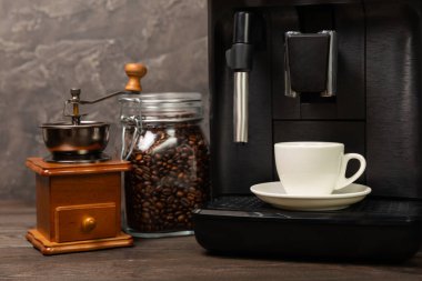 Modern espresso kahve makinesi. Mutfağın içinde bir fincan var. Taze kahve yapmak için bir makine. Yakın çekim. Kahve evi konsepti. Mesaj için yer. Kopyalanacak yer.