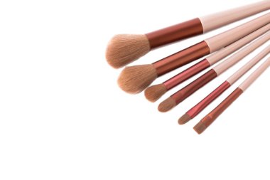 Kozmetik makyaj fırçası beyaz arka planda izole edilmiş. Kızarıklık, göz farı, temel, kapatıcı bronzlaştırıcı, açılı fırçalar. Makyaj. güzellik konsepti.