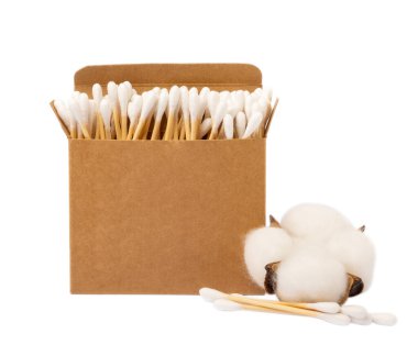 Beyaz arka planda, eko kraft ambalajlı pamuk tomurcukları izole edilmiş. Beyaz arka planda pamuklu çubuk. Burun ve kulaklarda hijyen çubukları. Bambu pamuk tomurcukları. Çevre dostu.