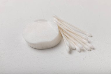 Dokulu çimento arka planında pamuk tomurcukları. Beyaz arka planda pamuklu çubuk. Burun ve kulaklarda hijyen çubukları. Plastik pamuklu bez. Pamuk yünü. Metin için boşluk. Kopyalamak için boşluk.