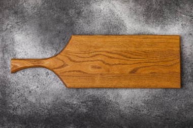 Gri mutfak masa dokusu arka planında kesim tahtası. Yemek tarifi. Mutfak eşyaları. Boş, modern tahta kesme tahtası. - Model. Mesaj için yer. Kopyalanacak yer.