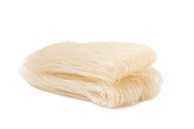 Beyaz arka planda izole edilmiş pirinç erişteleri. Çiğ funselli erişte. Tayland usulü kurutulmuş erişte..