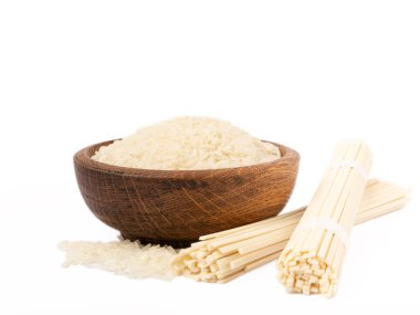 Beyaz arka planda izole edilmiş pirinç erişteleri. Çiğ funselli erişte. Tayland usulü kurutulmuş erişte..