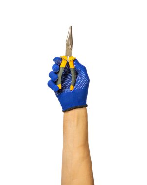 Elektrikçi. Beyaz arka planda izole edilmiş aletleri olan bir elektrikçi eli. Elektrikçi aleti. İş gücü. Uzun burun pensesi elinde.