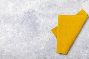 Gri desenli bir masaya katlanmış yeni düz mutfak havluları. Mutfak eşyaları. Mutfak havlusu veya tekstil peçetesi. Uzayı metin için kopyala. Mesaj için yer. Masa örtüsü.