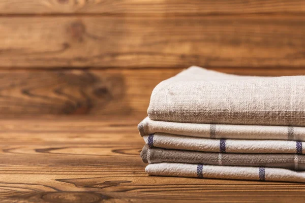 Checkered Ręczniki Kuchenne Bawełniane Złożone Brązowym Stole Tekstury Naczynia Ręcznik — Zdjęcie stockowe