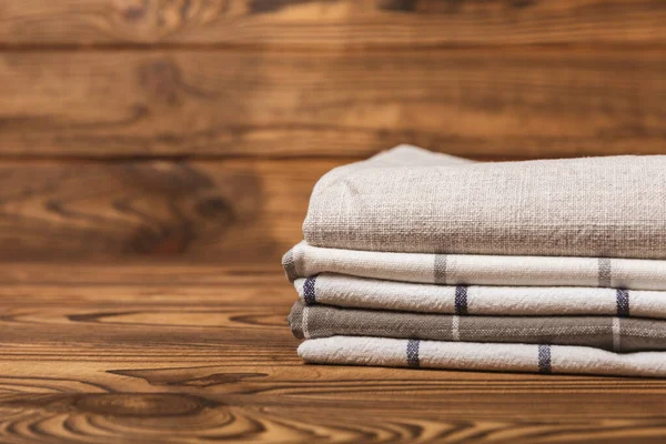 Checkered Ręczniki Kuchenne Bawełniane Złożone Brązowym Stole Tekstury Naczynia Ręcznik — Zdjęcie stockowe