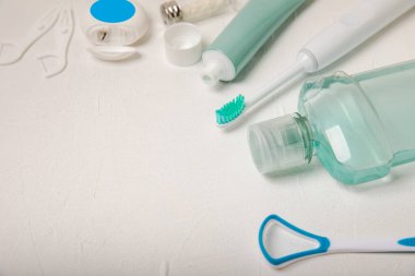 Sonik elektrikli diş fırçası, diş macunu, gargara, diş ipi ve dil temizleyicili banyo. Ağız temizliği. Diş bakımı. Diş hekimliği konsepti. Metnin yeri. Kopya için yer.