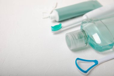 Sonik elektrikli diş fırçası, diş macunu, gargara, diş ipi ve dil temizleyicili banyo. Ağız temizliği. Diş bakımı. Diş hekimliği konsepti. Metnin yeri. Kopya için yer.