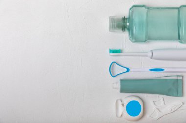 Sonik elektrikli diş fırçası, diş macunu, gargara, diş ipi ve dil temizleyicili banyo. Ağız temizliği. Diş bakımı. Diş hekimliği konsepti. Metnin yeri. Kopya için yer.