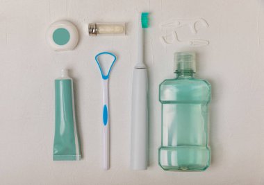 Sonik elektrikli diş fırçası, diş macunu, gargara, diş ipi ve dil temizleyicili banyo. Ağız temizliği. Diş bakımı. Diş hekimliği konsepti. Metnin yeri. Kopya için yer.