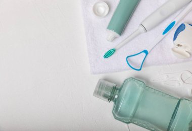 Sonik elektrikli diş fırçası, diş macunu, gargara, diş ipi ve dil temizleyicili banyo. Ağız temizliği. Diş bakımı. Diş hekimliği konsepti. Metnin yeri. Kopya için yer.