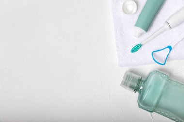 Sonik elektrikli diş fırçası, diş macunu, gargara, diş ipi ve dil temizleyicili banyo. Ağız temizliği. Diş bakımı. Diş hekimliği konsepti. Metnin yeri. Kopya için yer.