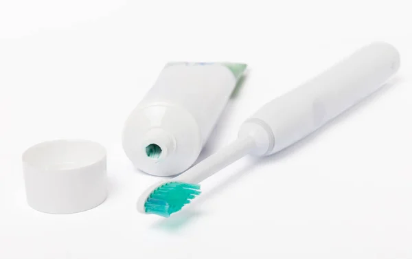 歯ブラシと歯磨き粉は白い背景に隔離されています 平置きだ 口腔衛生 口腔ケアキット 歯医者の概念 テキスト用の場所 コピーする場所 — ストック写真