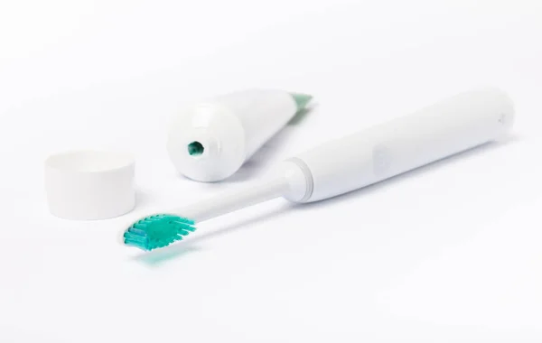 Electric Toothbrush Toothpaste Isolated White Background Flat Lay Oral Hygiene — Stock Photo, Image