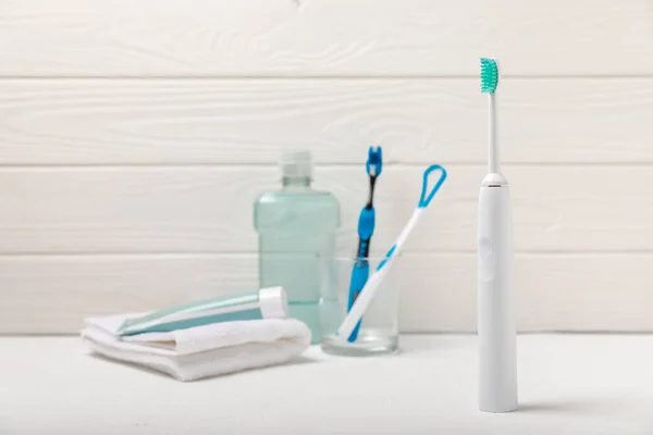 Badkamer Met Sonische Elektrische Tandenborstel Tandpasta Mondwater Flosdraad Tongreiniger Orale — Stockfoto