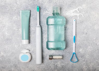 Sonik elektrikli diş fırçası, diş macunu, gargara, diş ipi ve dil temizleyicili banyo. Ağız temizliği. Diş bakımı. Diş hekimliği konsepti. Metnin yeri. Kopya için yer.