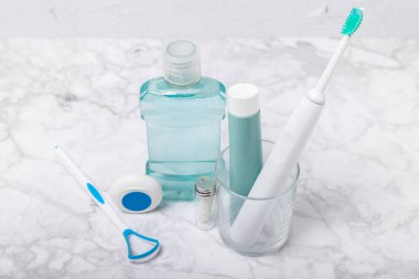 Sonik elektrikli diş fırçası, diş macunu, gargara, diş ipi ve dil temizleyicili banyo. Ağız temizliği. Diş bakımı. Diş hekimliği konsepti. Metnin yeri. Kopya için yer.