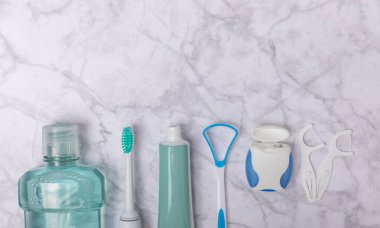 Sonik elektrikli diş fırçası, diş macunu, gargara, diş ipi ve dil temizleyicili banyo. Ağız temizliği. Diş bakımı. Diş hekimliği konsepti. Metnin yeri. Kopya için yer.