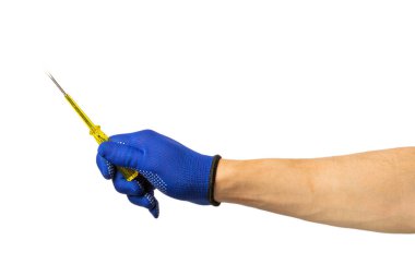 Elektrikçi. Beyaz arka planda izole edilmiş aletleri olan bir elektrikçi eli. Elektrikçi aleti. İş gücü. Elektrikli tornavida elinde..
