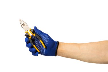 Elektrikçi. Beyaz arka planda izole edilmiş aletleri olan bir elektrikçi eli. Elektrikçi aleti. İş gücü. Sarı ve siyah pense ellerinde..